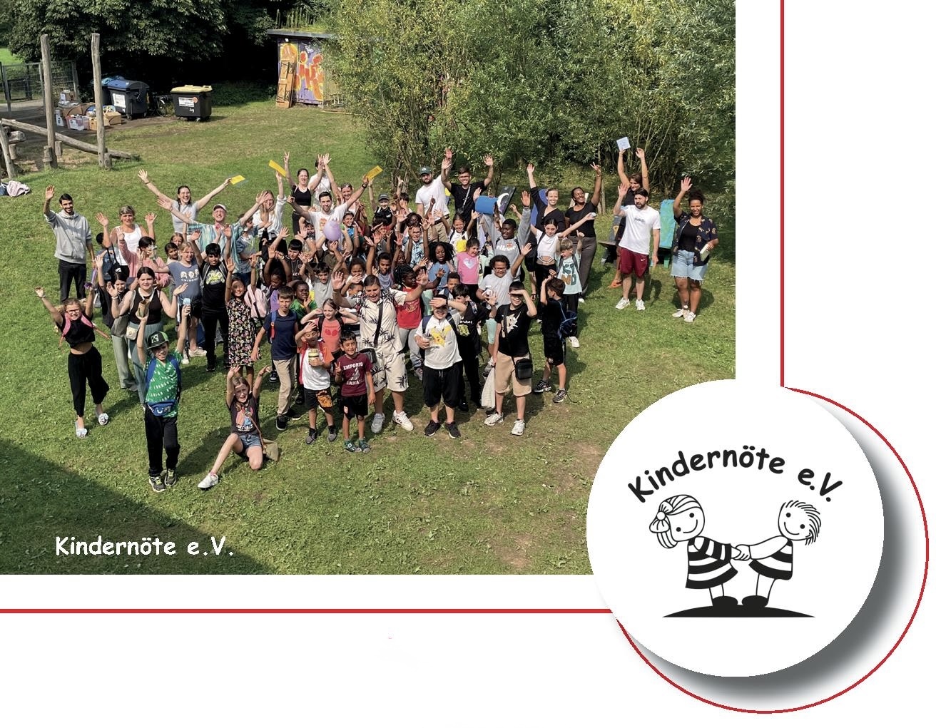 Gruppenfoto: viele Kinder und Betreuer jubeln mit erhobenen Armen auf einer Wiese, daneben das Vereinslogo